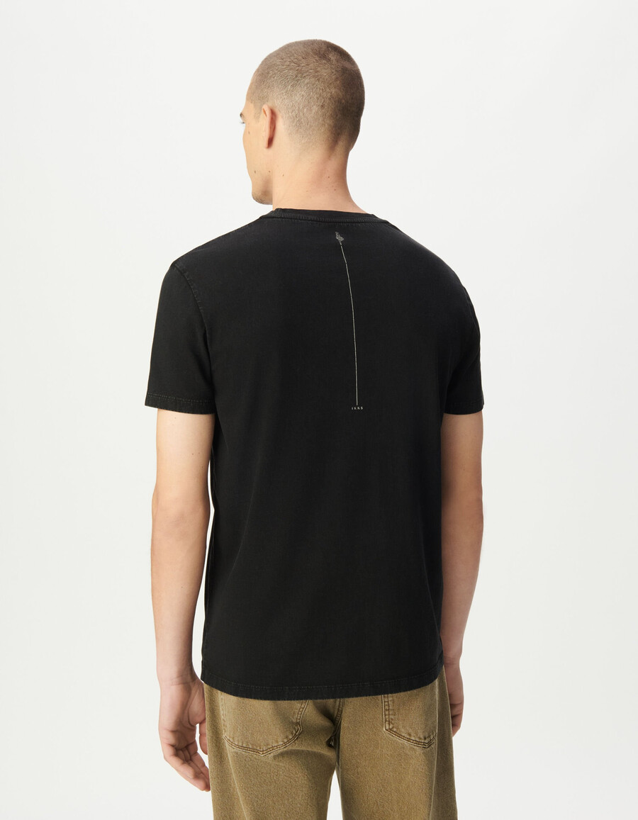 camiseta negra de manga corta para hombre con imagen de mano