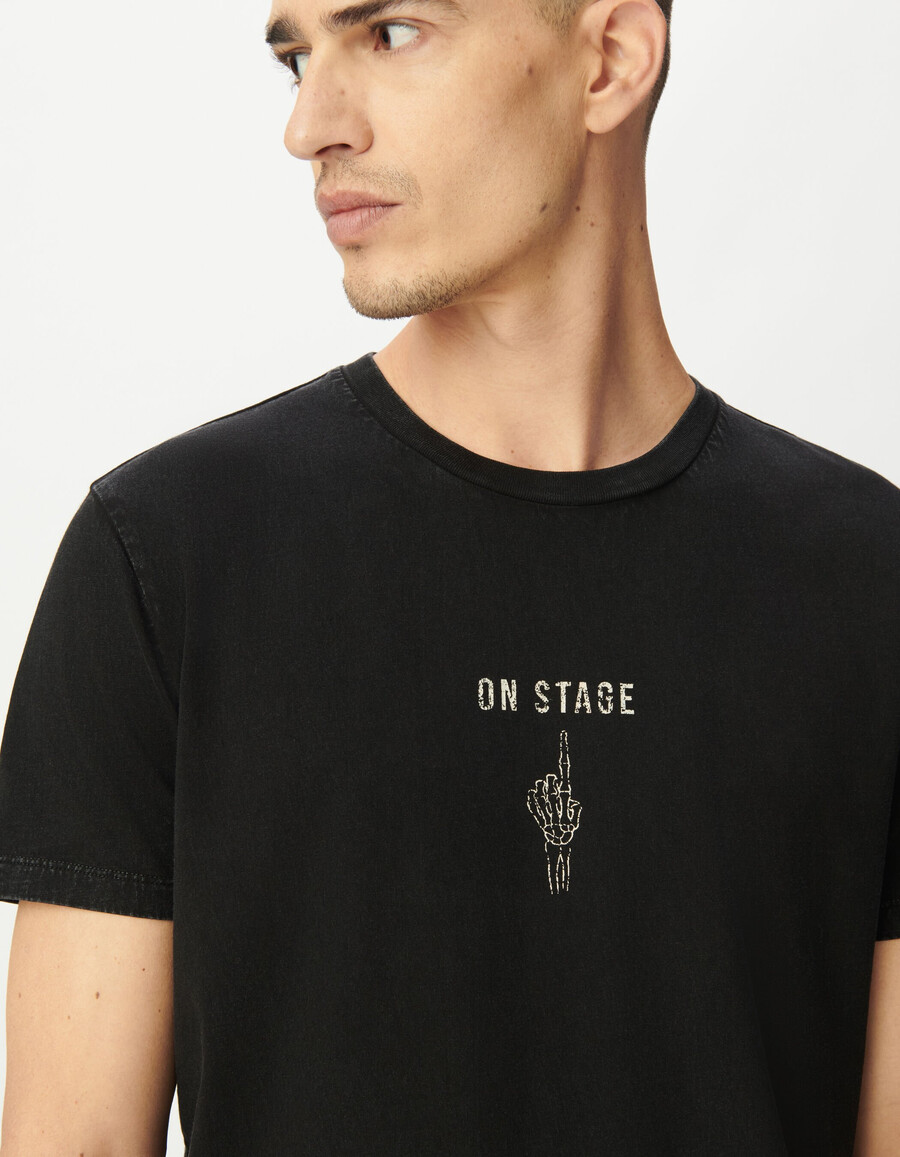 camiseta negra de manga corta para hombre con imagen de mano