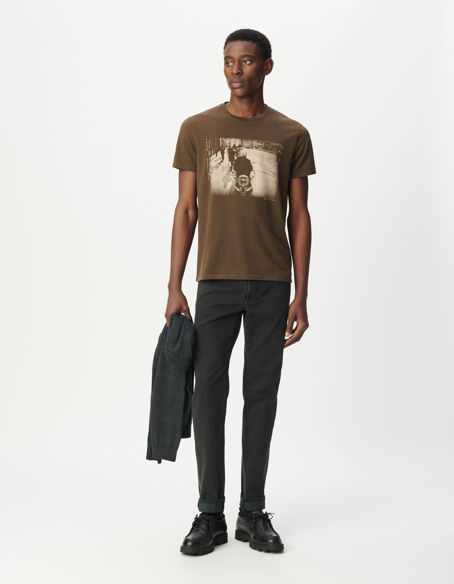 camiseta caqui de manga corta para hombre con foto de motociclista