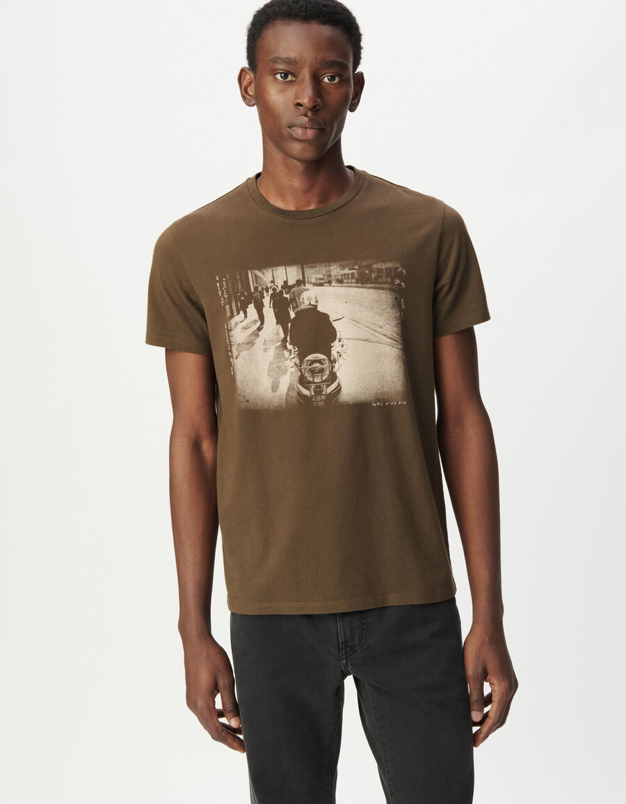 camiseta caqui de manga corta para hombre con foto de motociclista