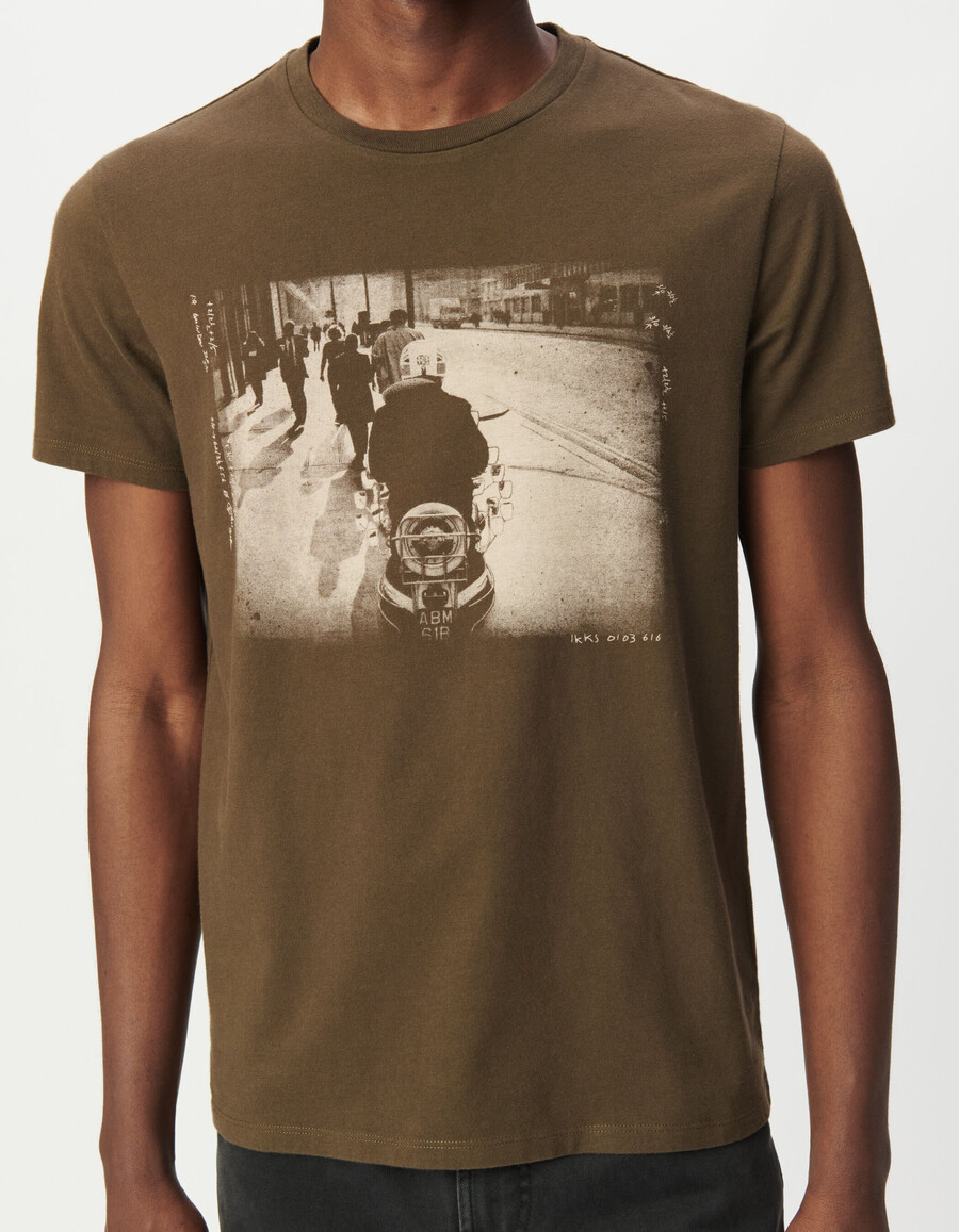 camiseta caqui de manga corta para hombre con foto de motociclista