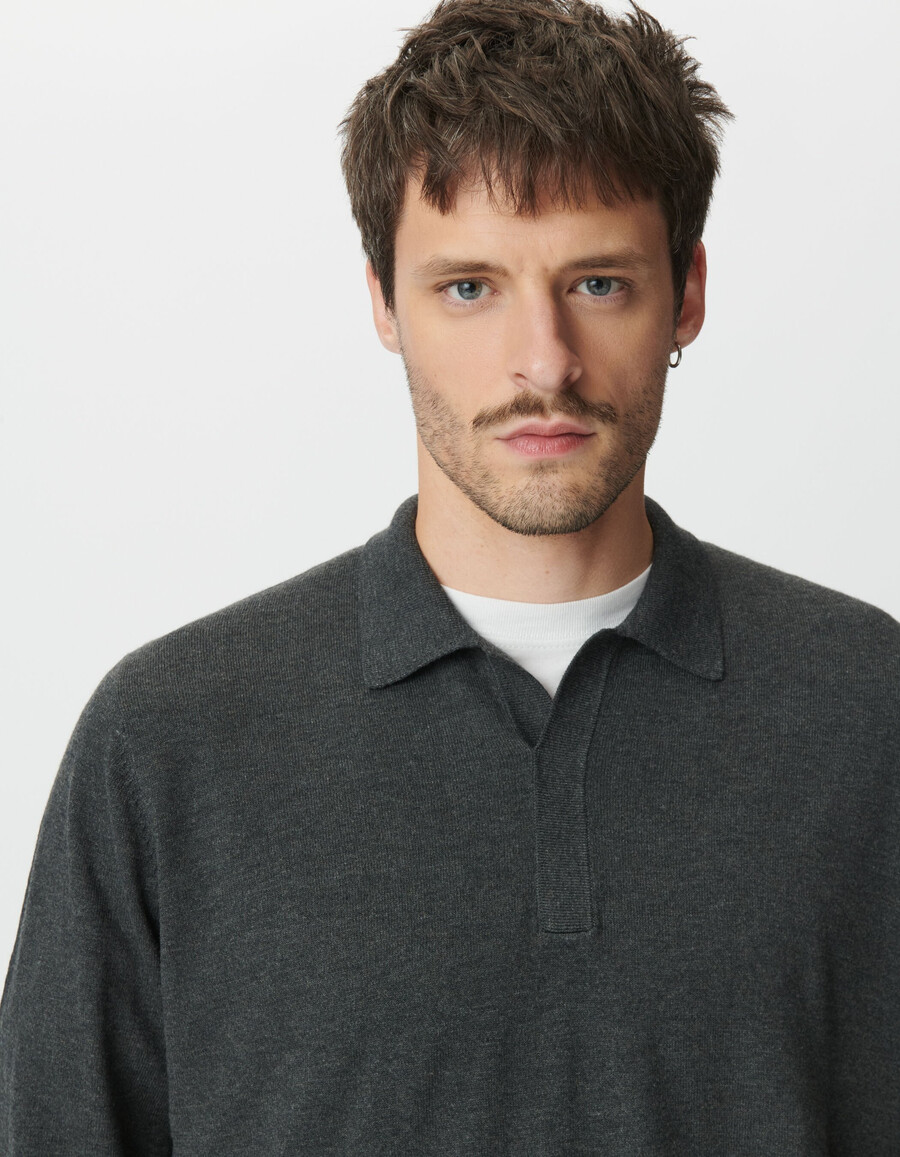 polo de punto gris de manga larga para hombre