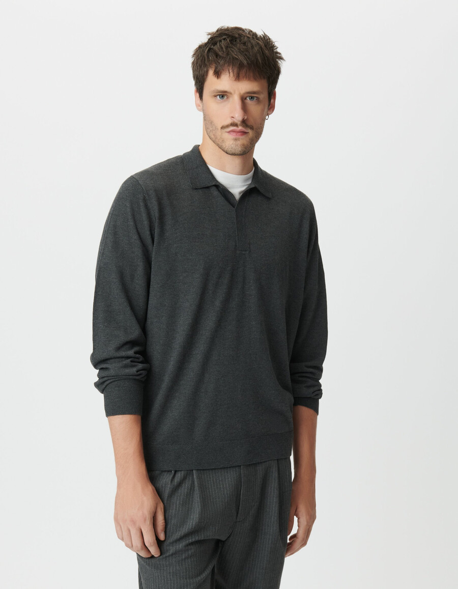 polo de punto gris de manga larga para hombre