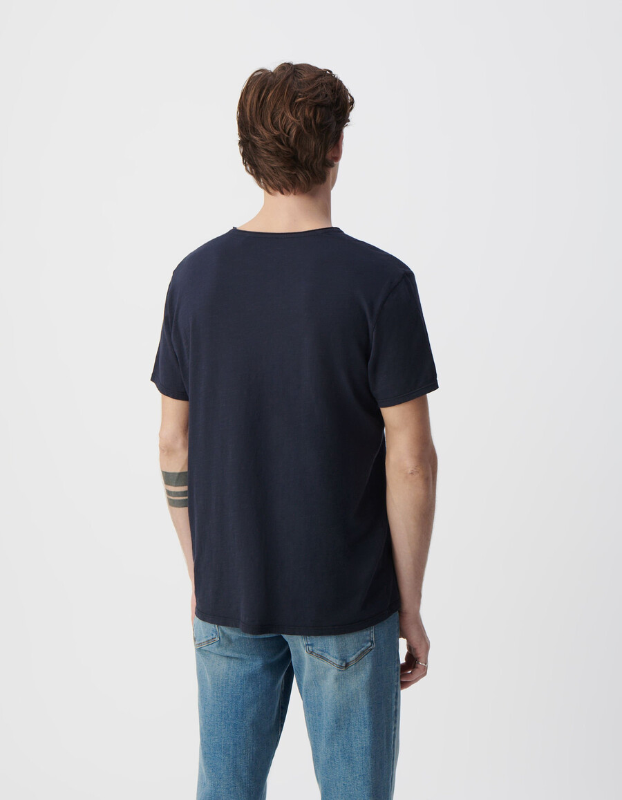 camiseta azul esencial con cuello en v para hombre