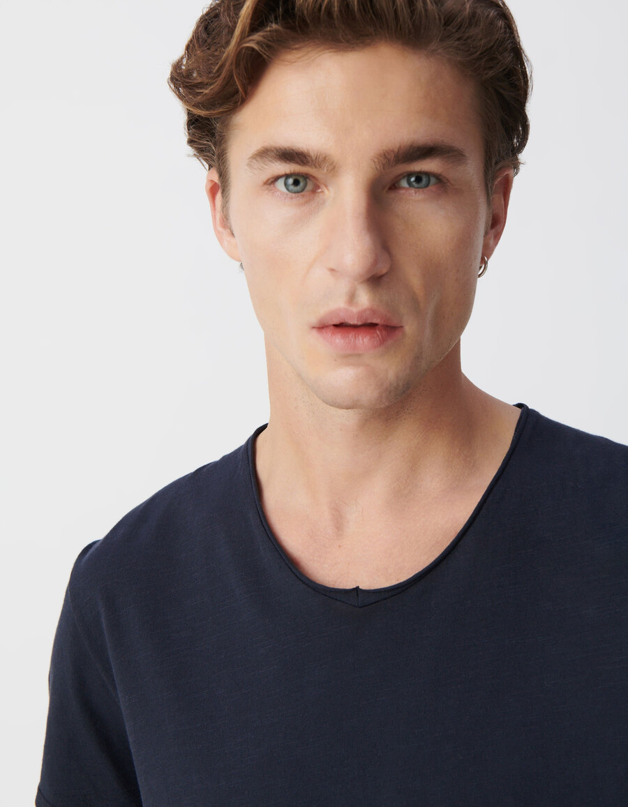 camiseta azul esencial con cuello en v para hombre