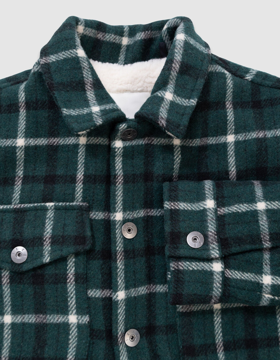 chaqueta tipo camisa con forro de piel y cuadros verdes para niño