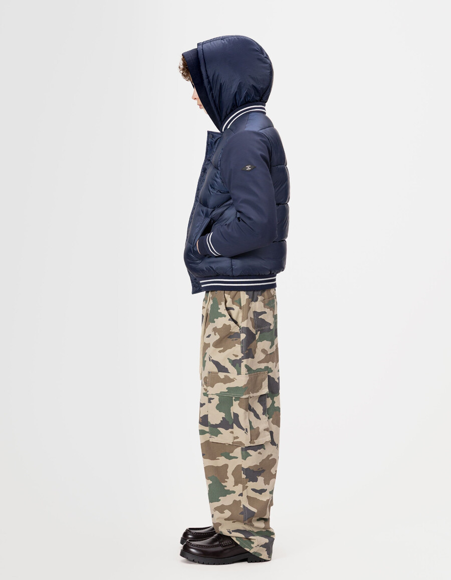 chaqueta acolchada con capucha de tejido mixto azul marino para niño