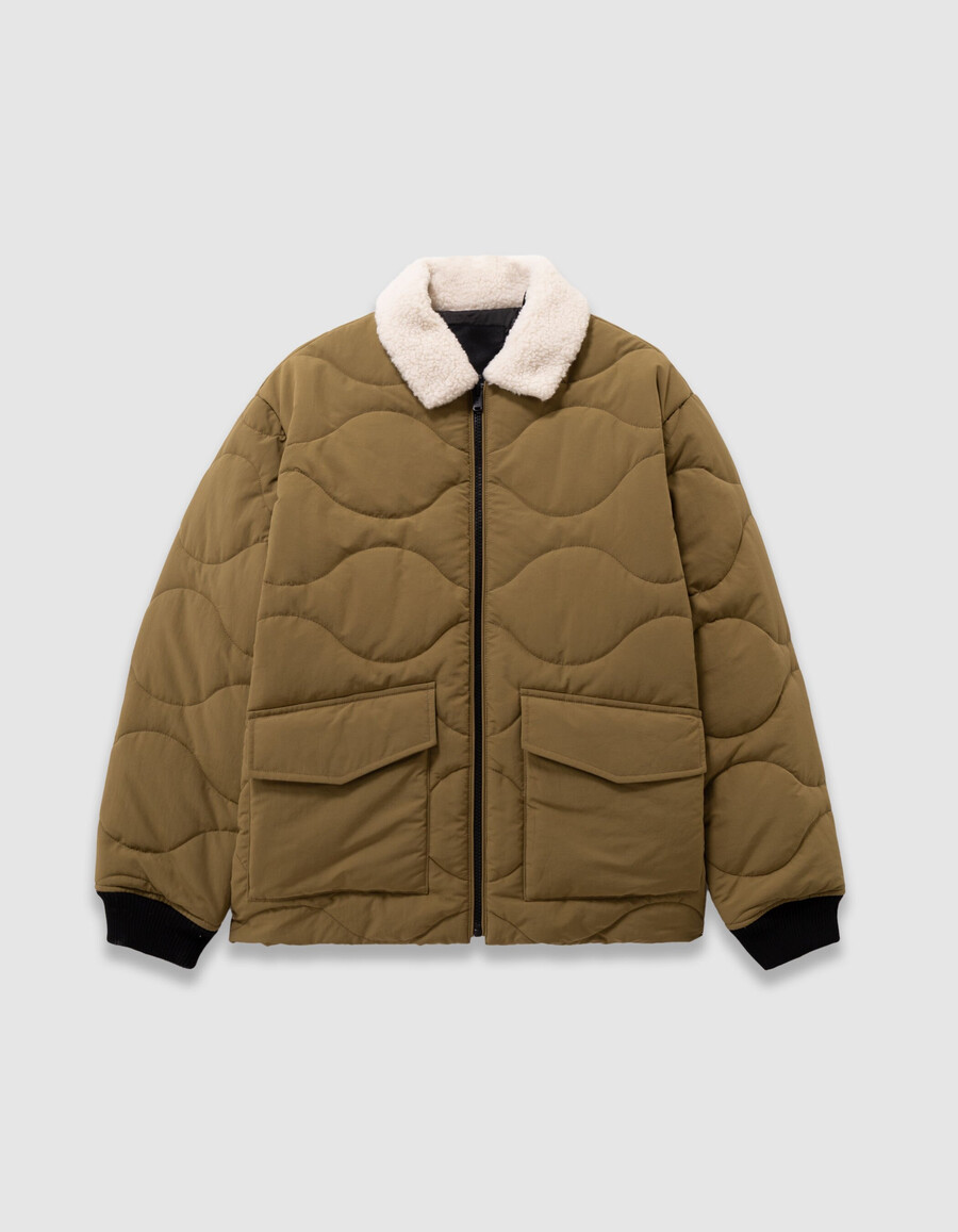 chaqueta acolchada color caqui para niño cuello forrado de piel y capucha oculta.