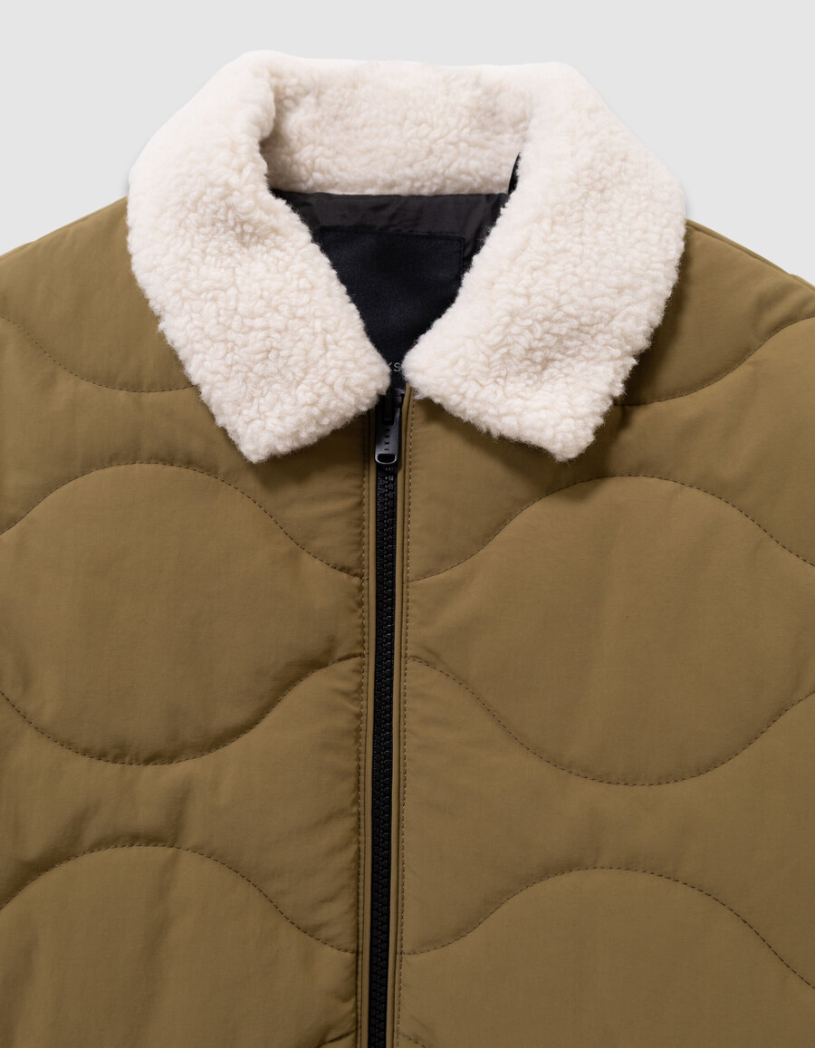 chaqueta acolchada color caqui para niño cuello forrado de piel y capucha oculta.
