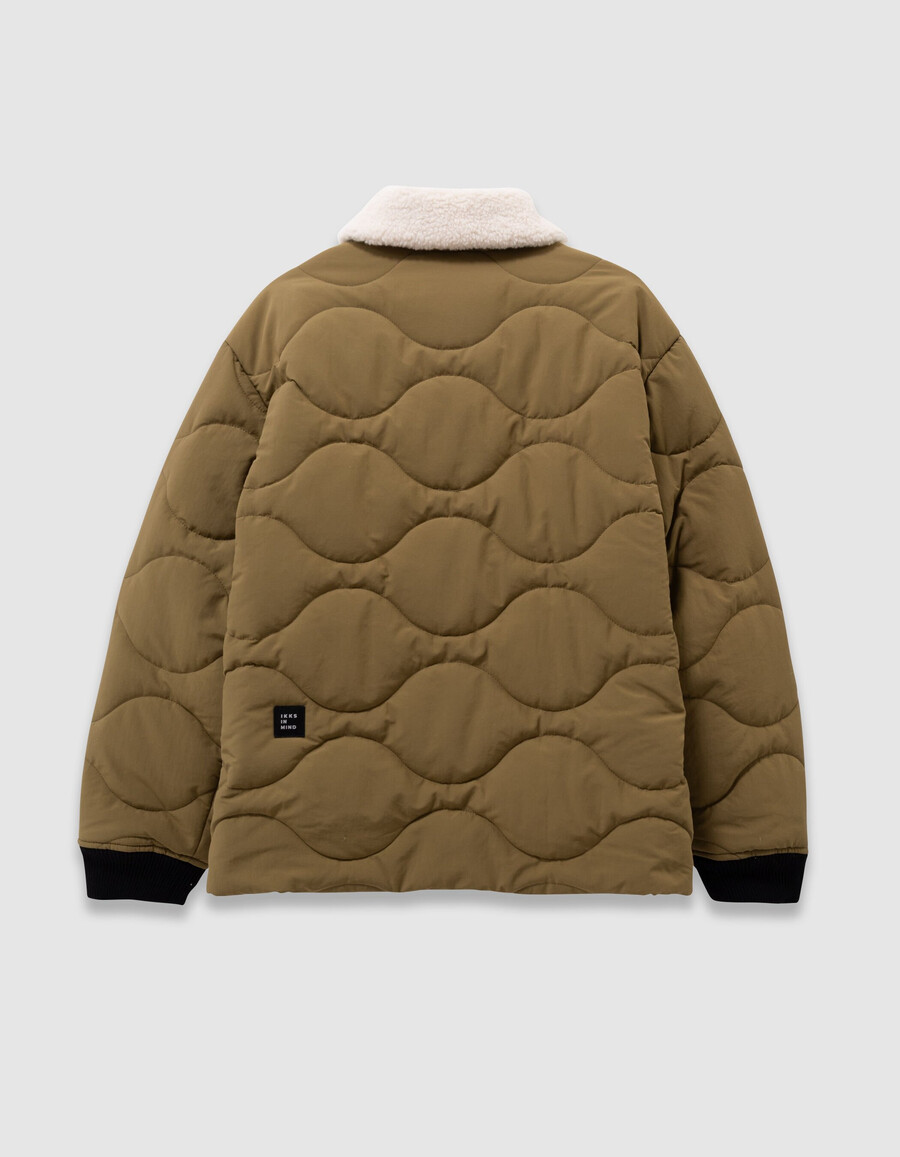 chaqueta acolchada color caqui para niño cuello forrado de piel y capucha oculta.