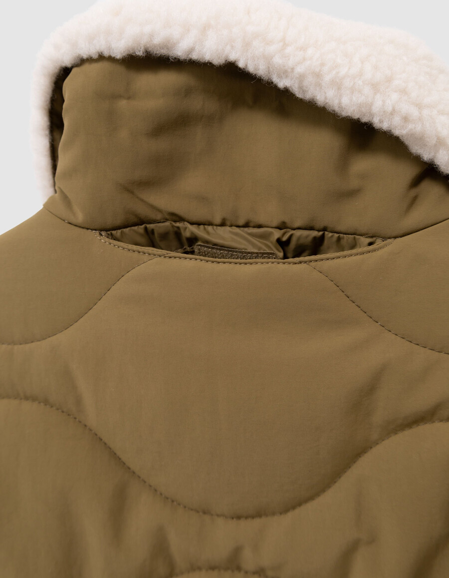 chaqueta acolchada color caqui para niño cuello forrado de piel y capucha oculta.