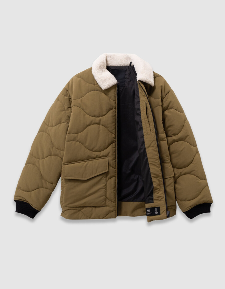 chaqueta acolchada color caqui para niño cuello forrado de piel y capucha oculta.