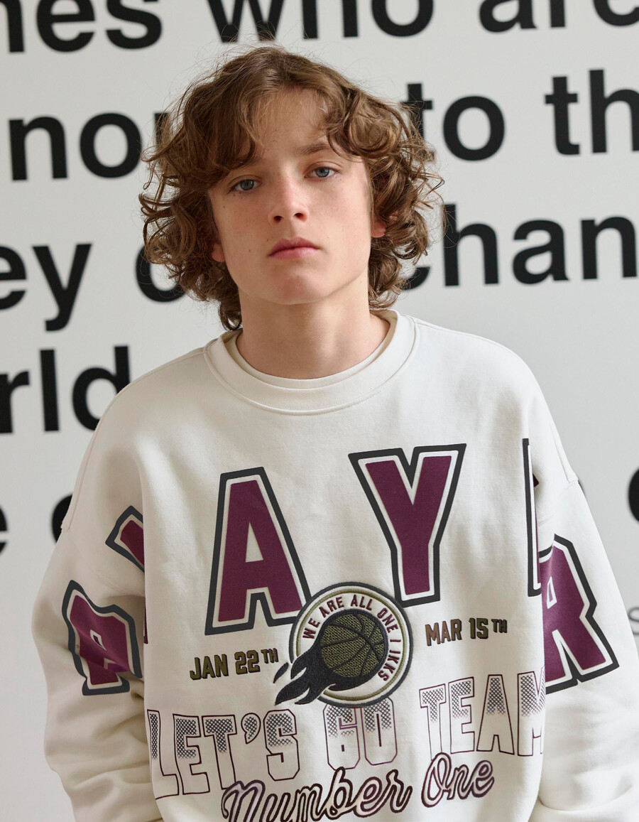sudadera blanca para niño con estampado y bordado xl