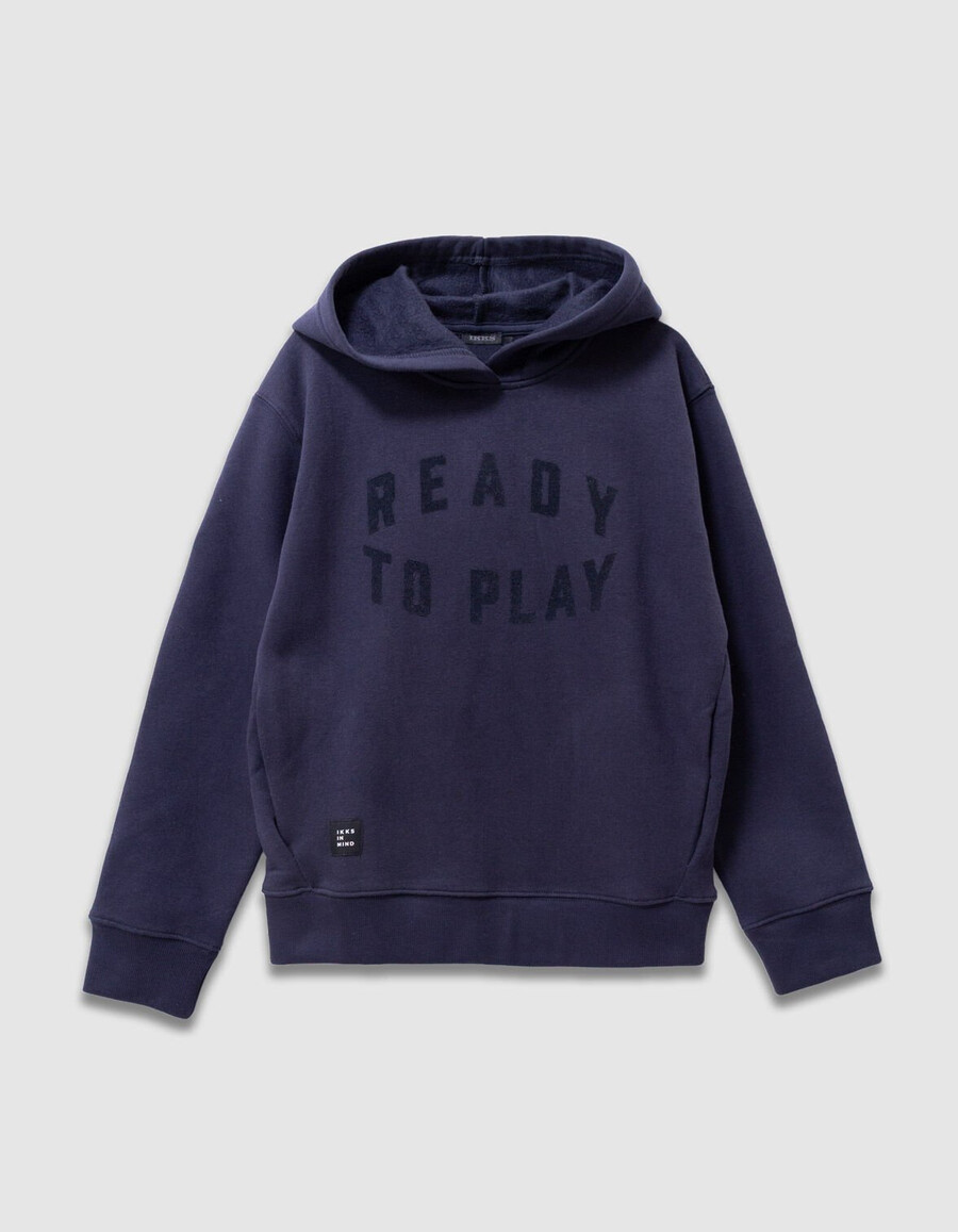 sudadera con capucha azul marino para niño con eslogan de terciopelo flocado