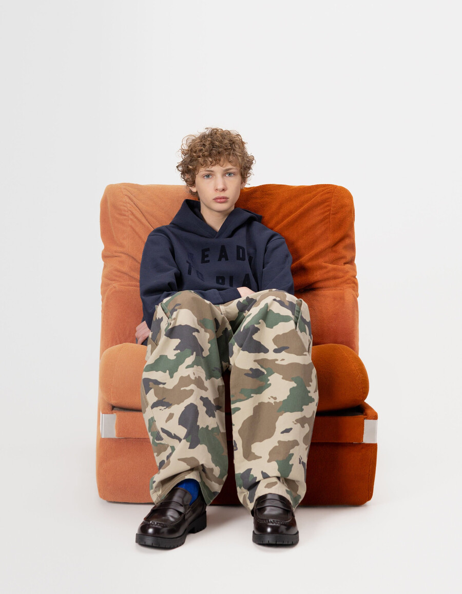 sudadera con capucha azul marino para niño con eslogan de terciopelo flocado