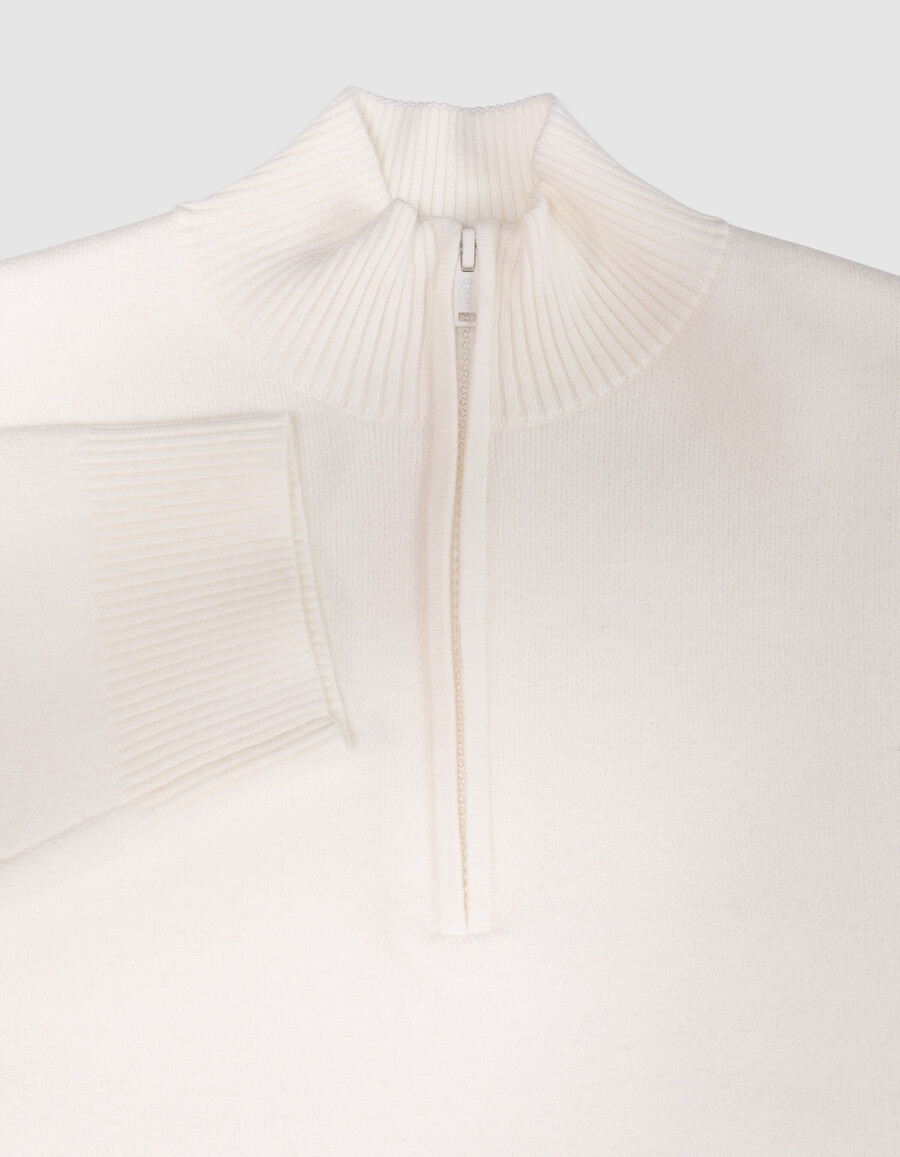 suéter de punto blanco con cuello con cremallera para niño