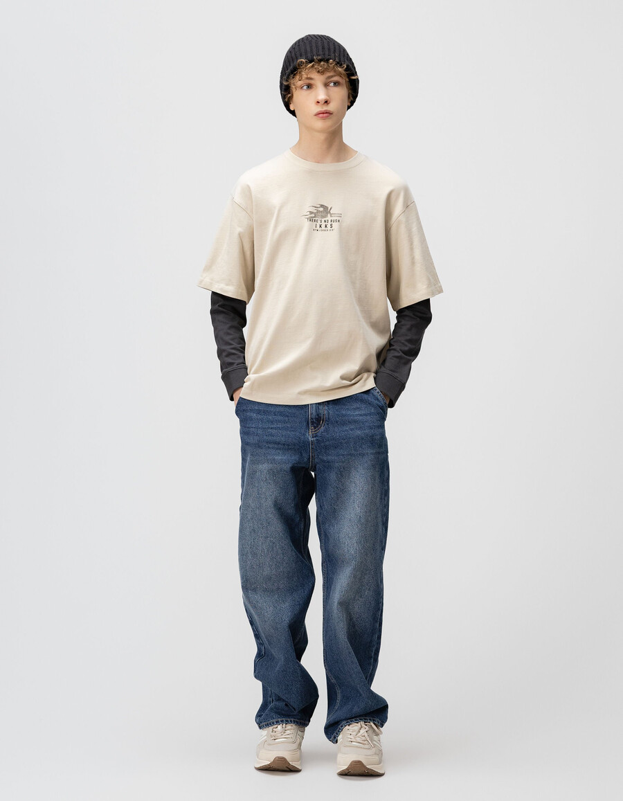 camiseta beige de algodón orgánico para niño mangas con efecto trampantojo