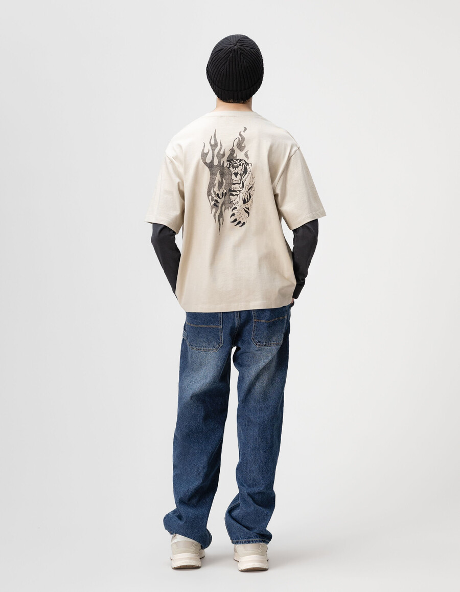 camiseta beige de algodón orgánico para niño mangas con efecto trampantojo