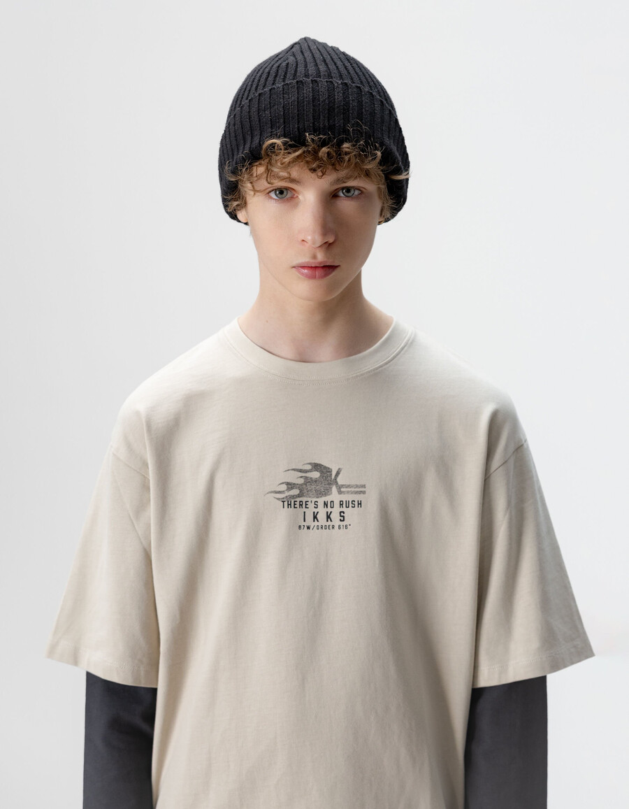 camiseta beige de algodón orgánico para niño mangas con efecto trampantojo