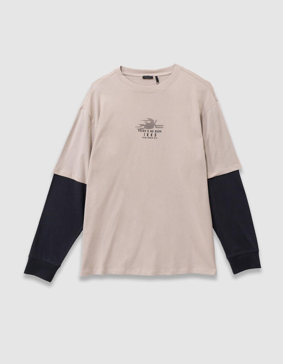camiseta beige de algodón orgánico para niño mangas con efecto trampantojo