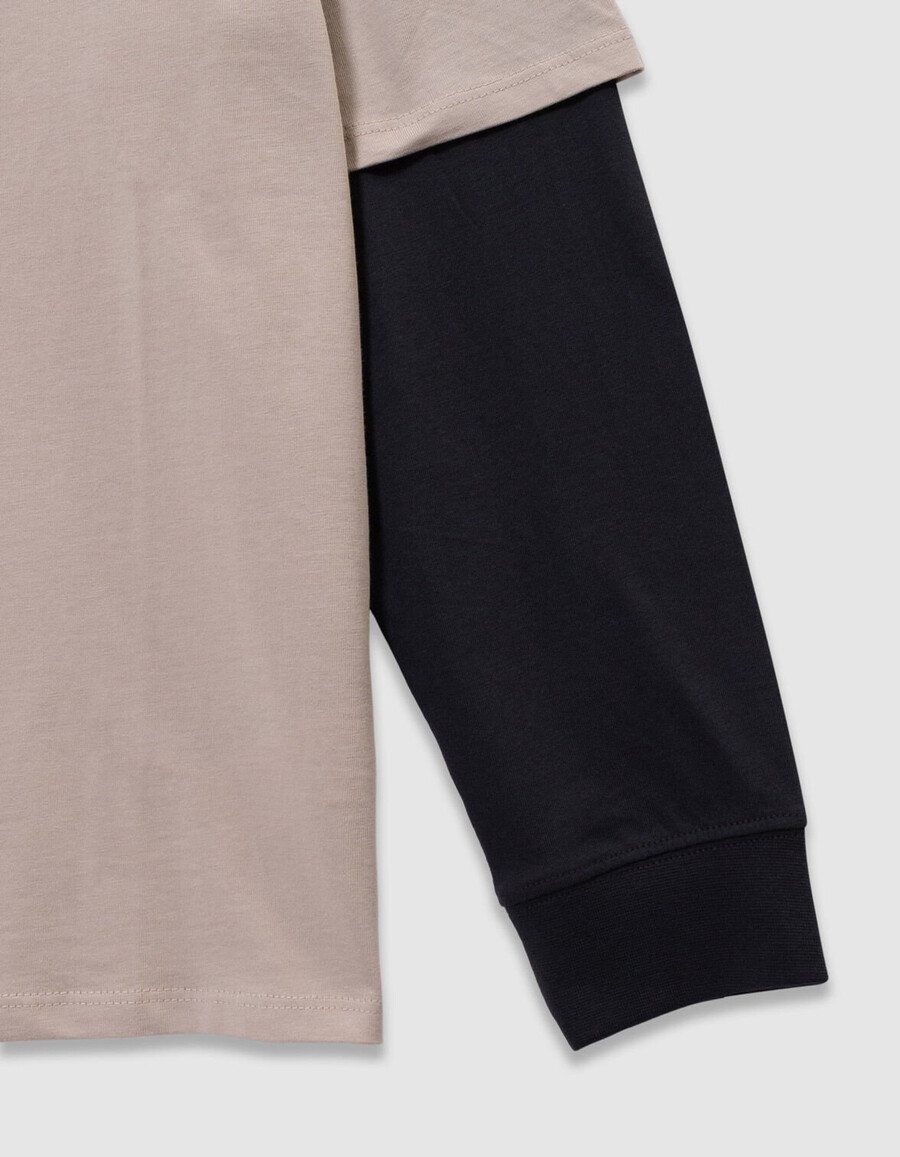 camiseta beige de algodón orgánico para niño mangas con efecto trampantojo