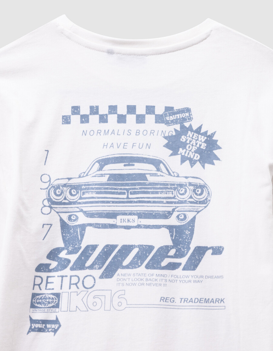 camiseta blanca de algodón orgánico para niño con imagen de coche en la espalda