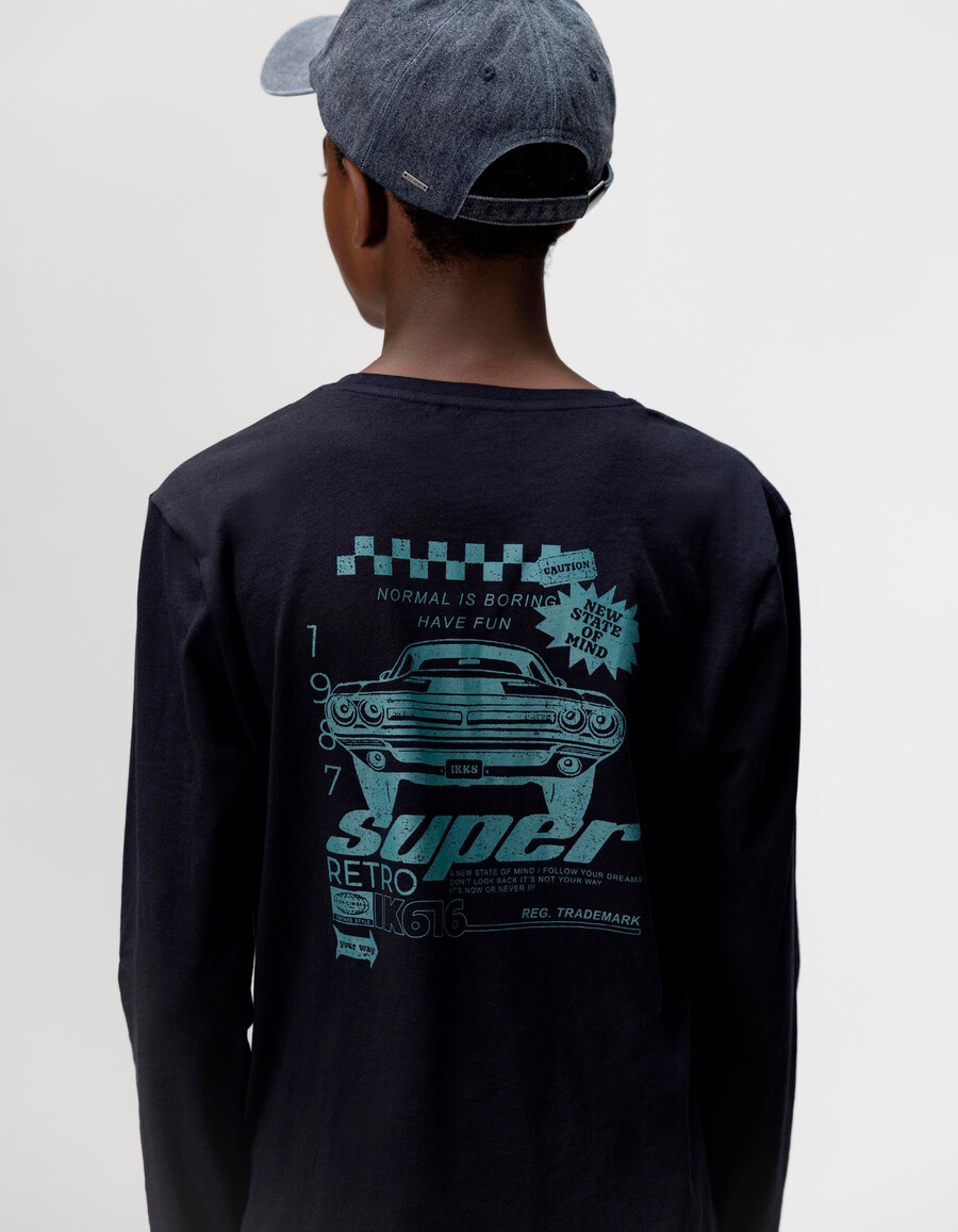 camiseta de algodón orgánico azul marino para niño con imagen de coche en la espalda