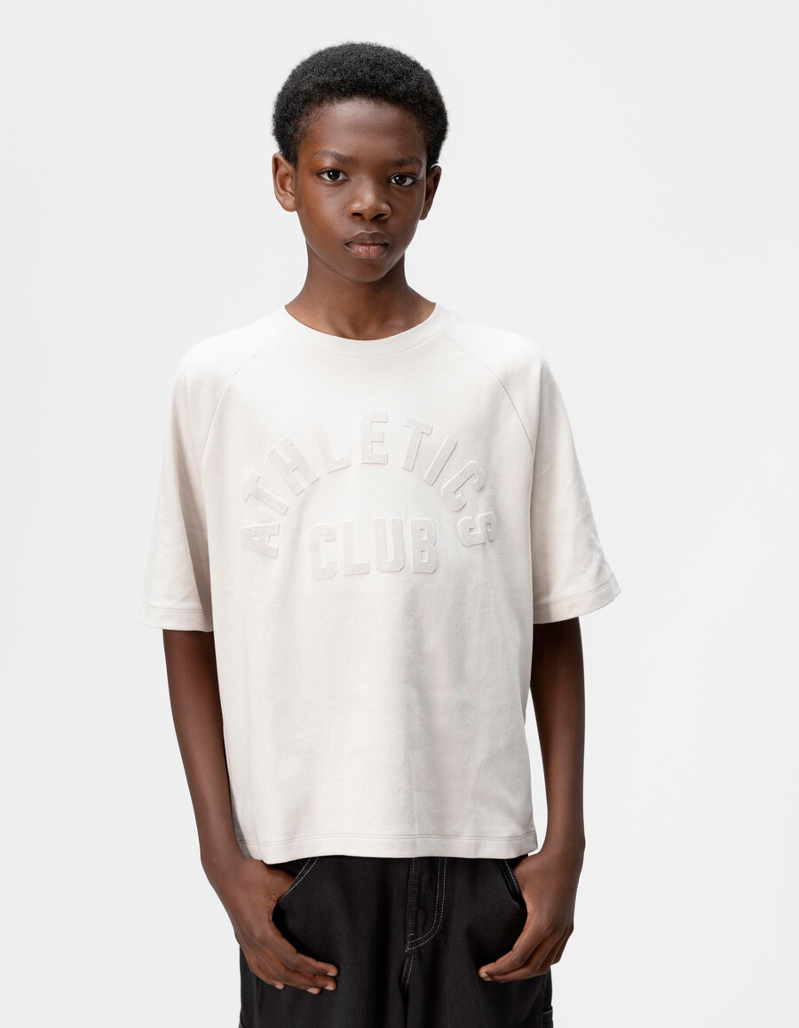 camiseta beige de algodón orgánico para niña con eslogan de terciopelo flocado