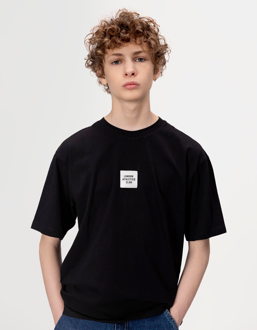 camiseta negra de manga corta para niño con eslogan xl en la espalda