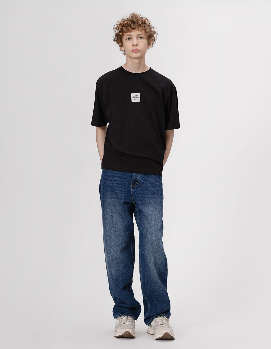camiseta negra de manga corta para niño con eslogan xl en la espalda