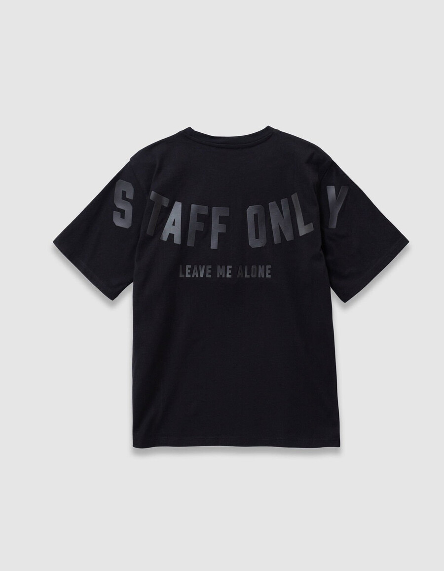 camiseta negra de manga corta para niño con eslogan xl en la espalda