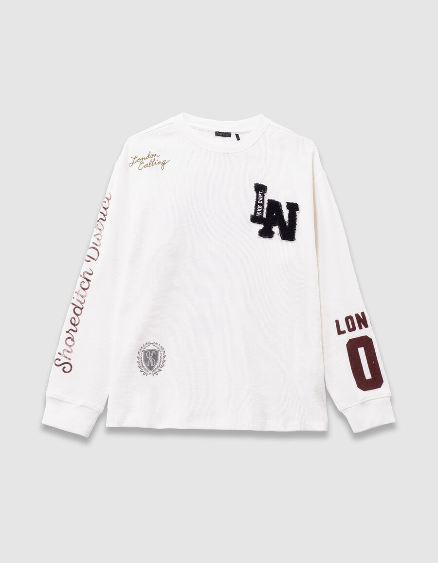 camiseta blanca de manga larga con estampado de gofres para niño