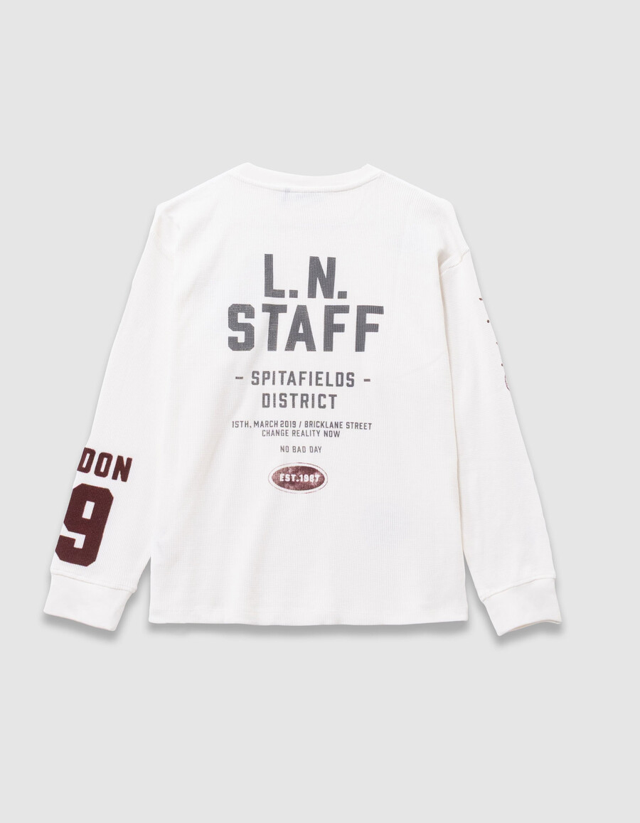 camiseta blanca de manga larga con estampado de gofres para niño