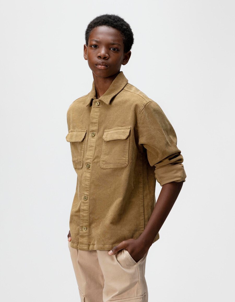 camisa de manga larga de pana color caqui para niño