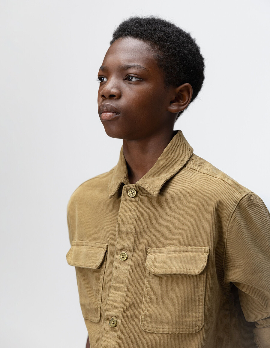 camisa de manga larga de pana color caqui para niño