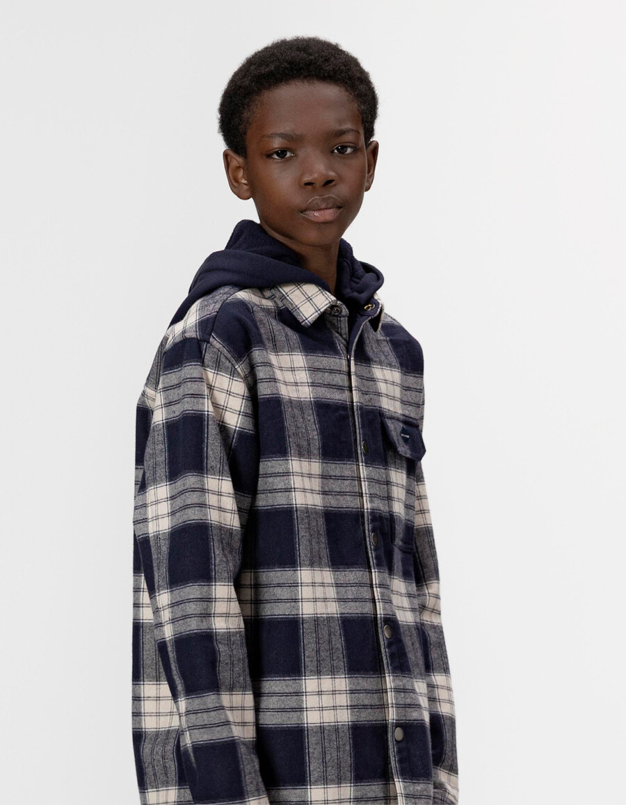 camisa de cuadros azul marino para niño con capucha desmontable