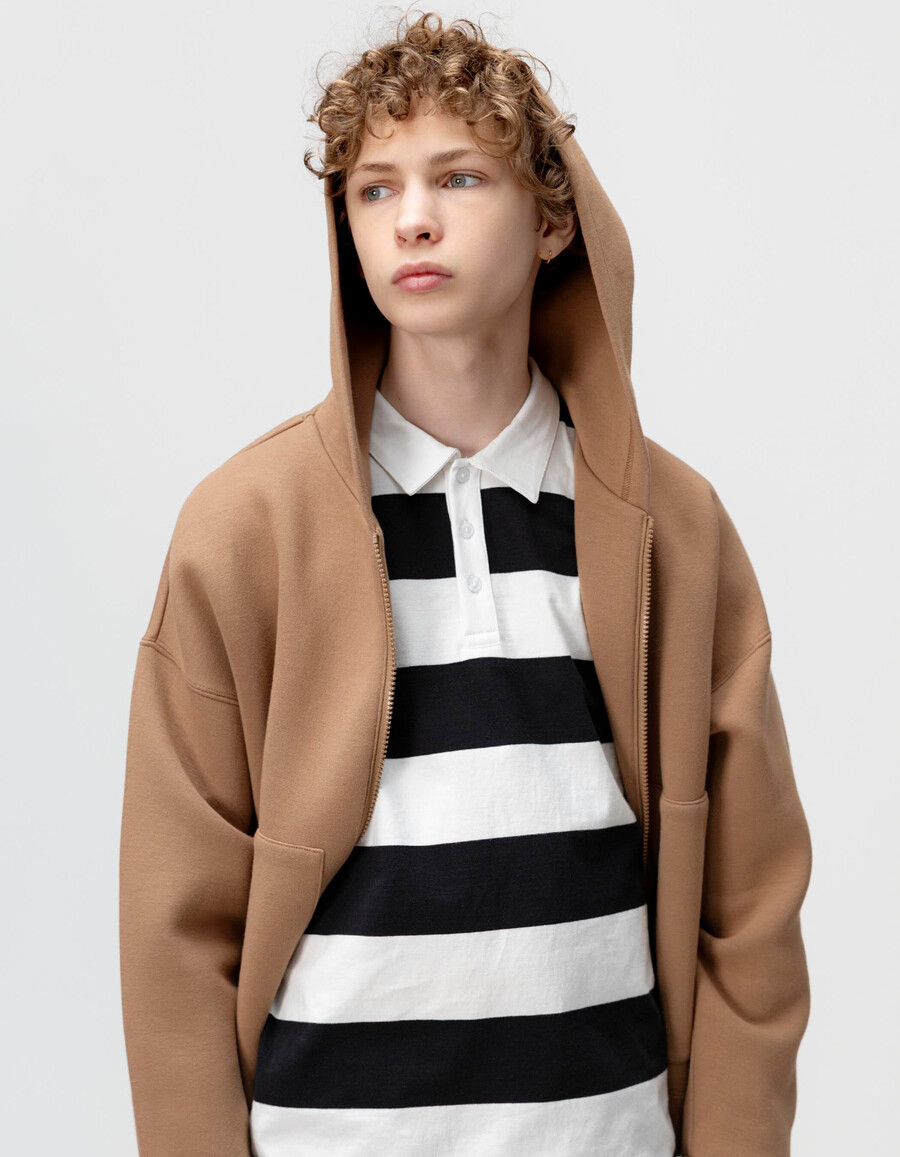 polo negro de manga larga para niño con rayas color crudo