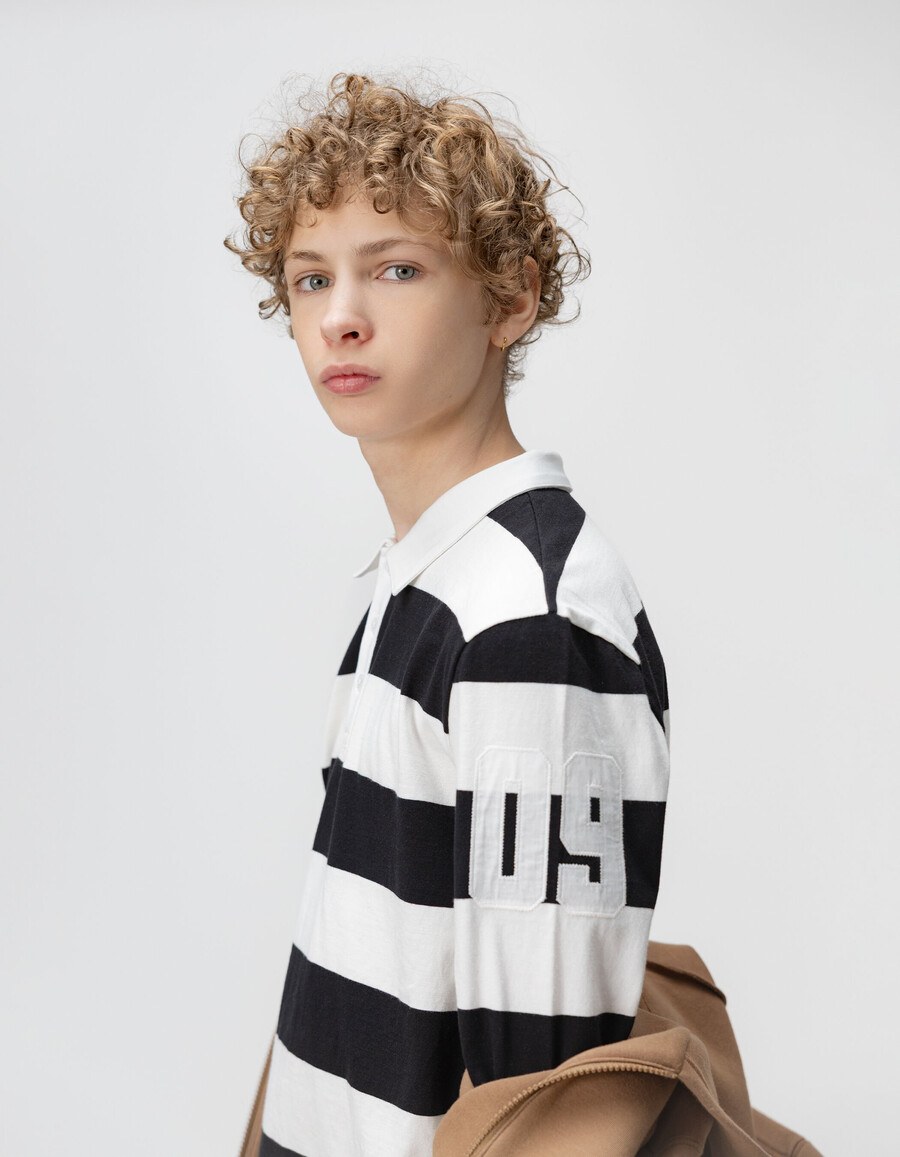 polo negro de manga larga para niño con rayas color crudo