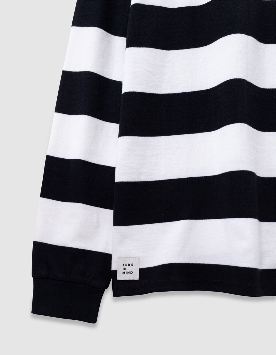 polo negro de manga larga para niño con rayas color crudo