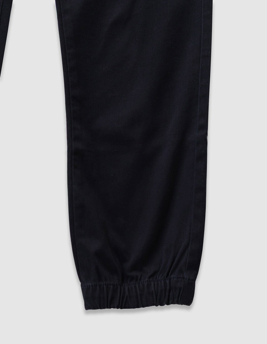 pantalones cargo negros con cintura elástica para niño