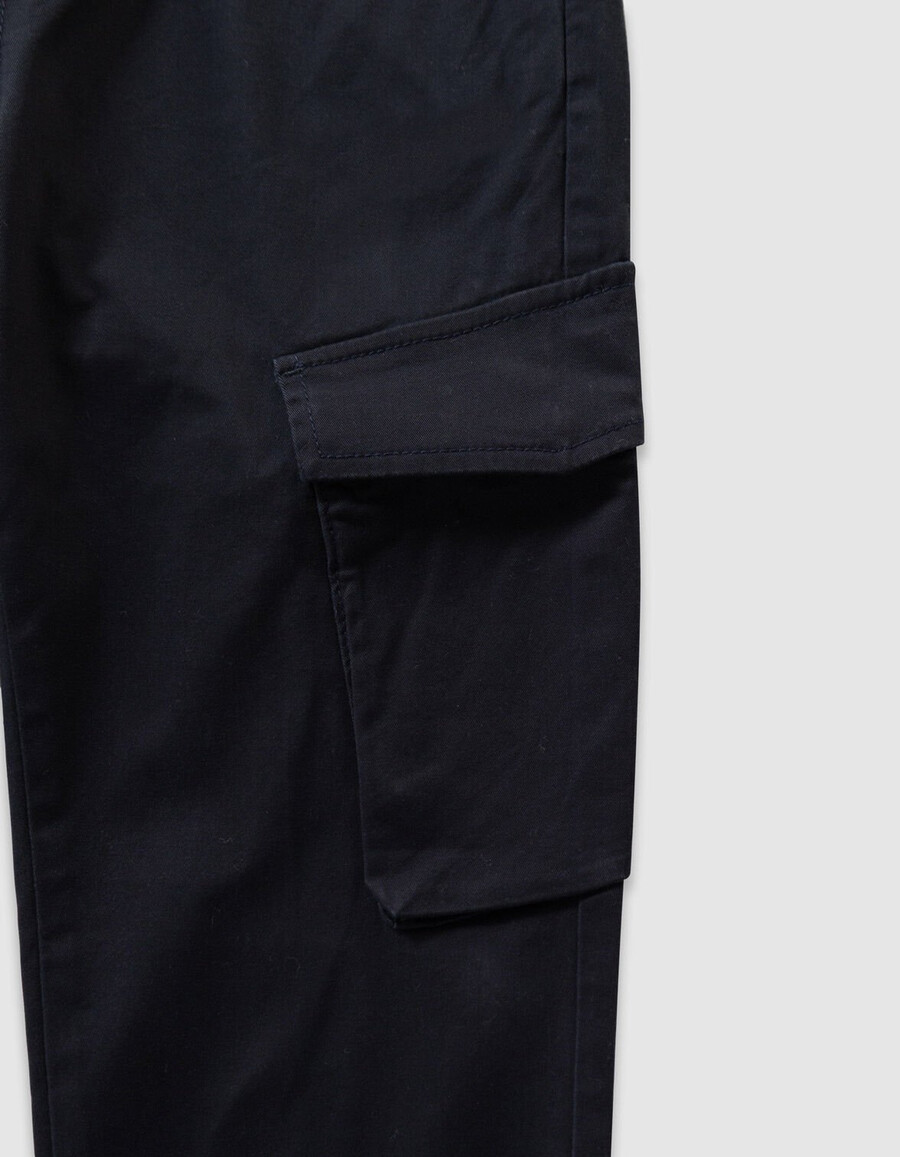pantalones cargo negros con cintura elástica para niño