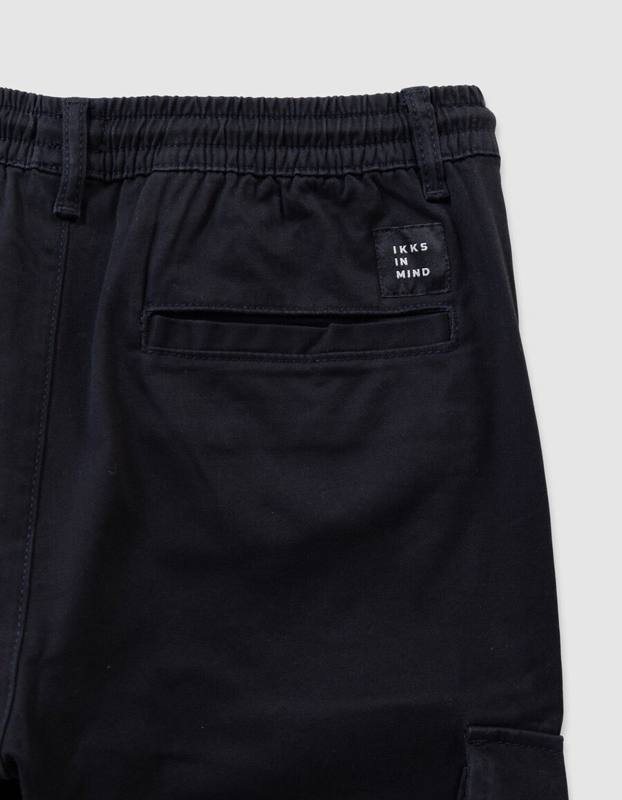 pantalones cargo negros con cintura elástica para niño