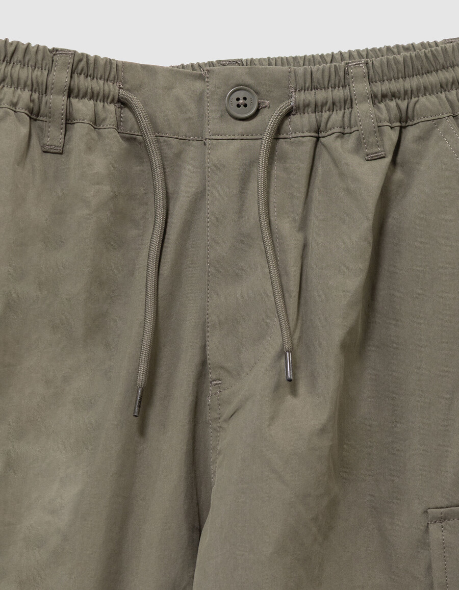 pantalones cargo anchos color caqui para niño