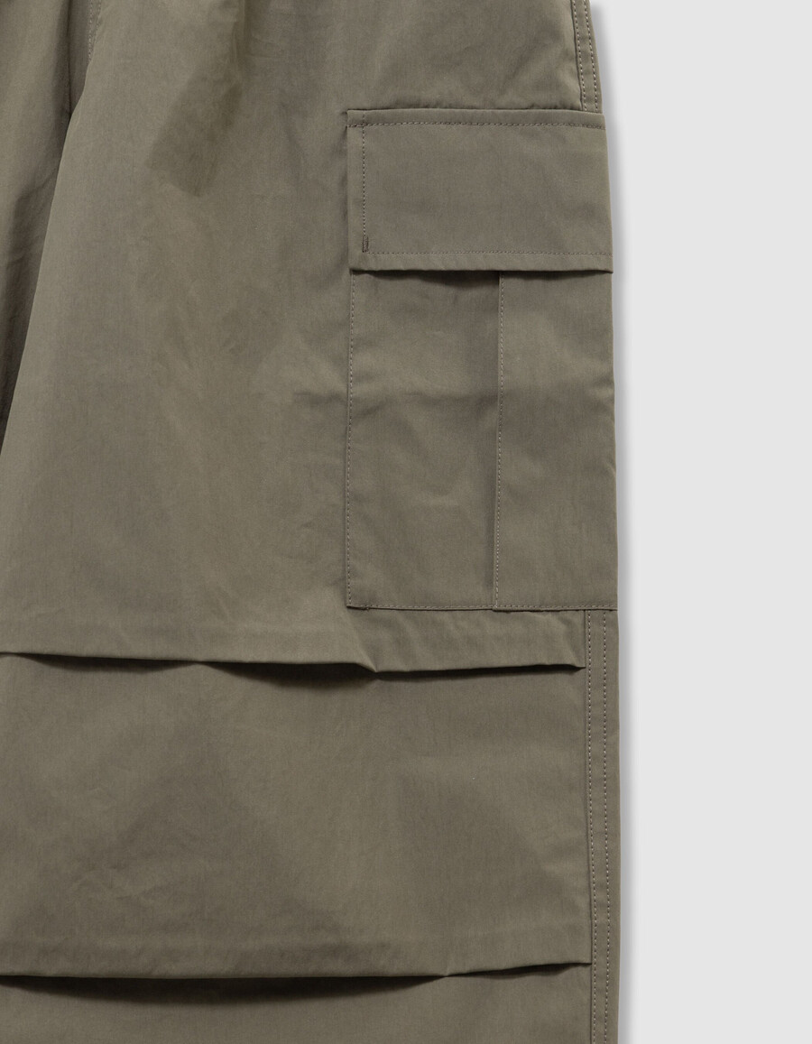 pantalones cargo anchos color caqui para niño
