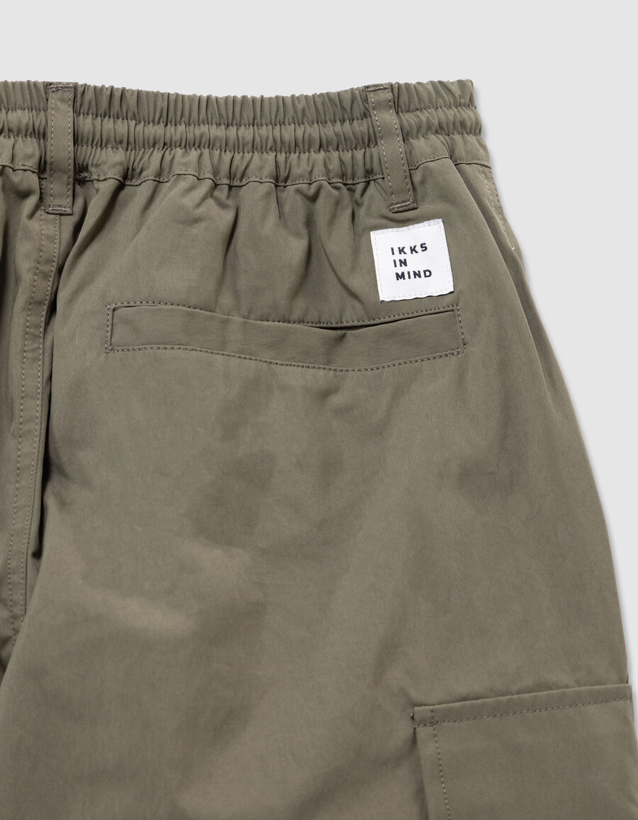 pantalones cargo anchos color caqui para niño