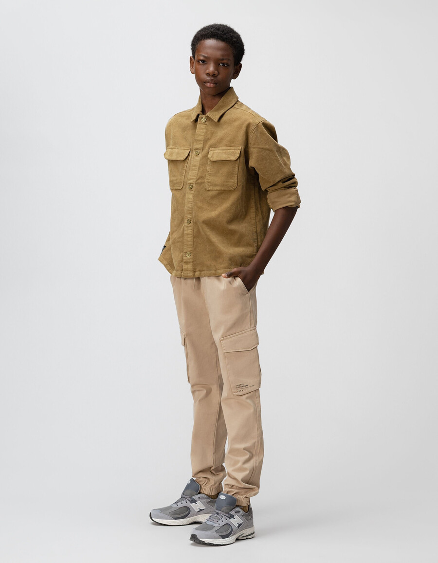 pantalones deportivos beige con cintura elástica para niño