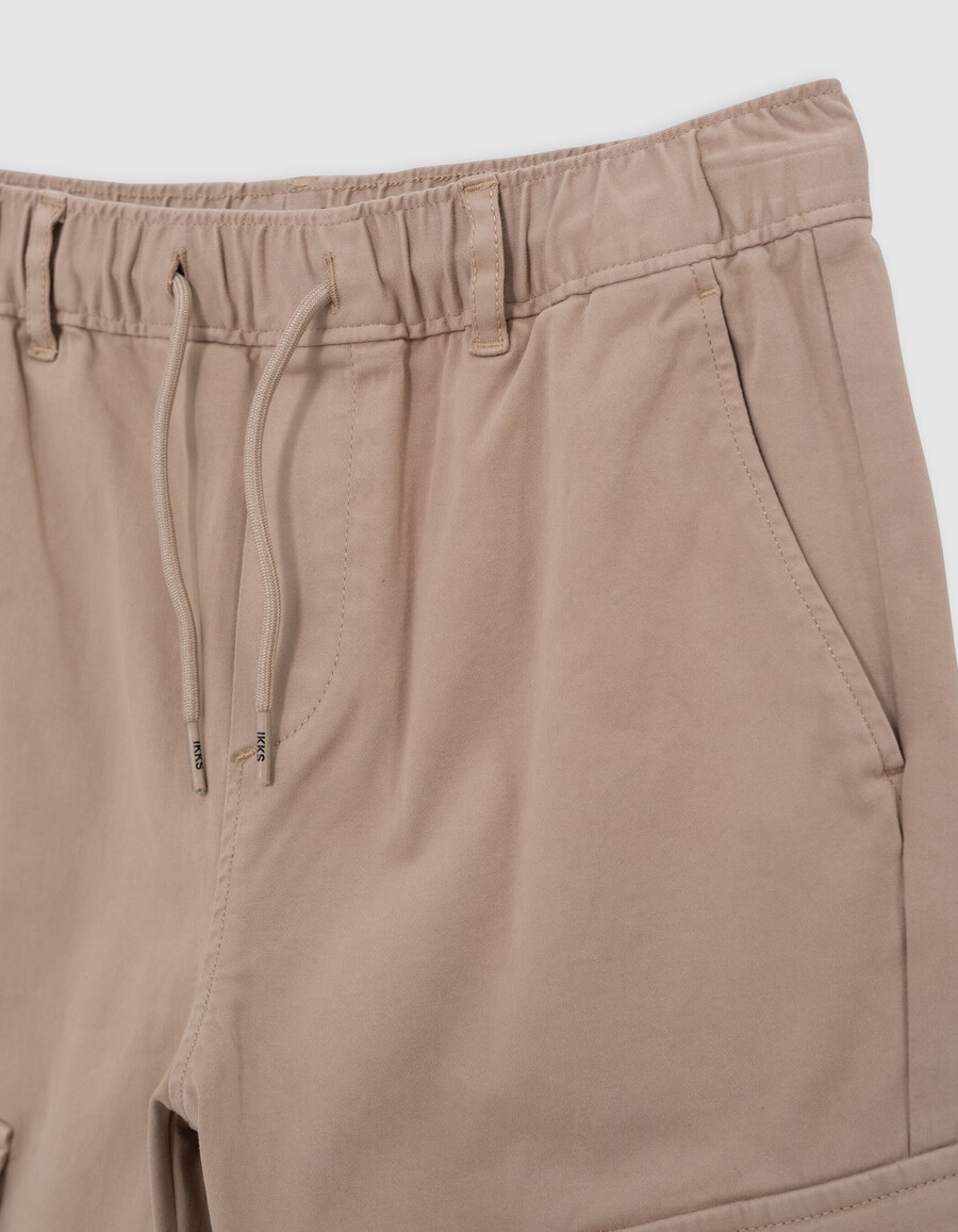 pantalones deportivos beige con cintura elástica para niño
