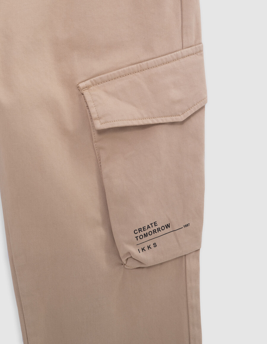 pantalones deportivos beige con cintura elástica para niño