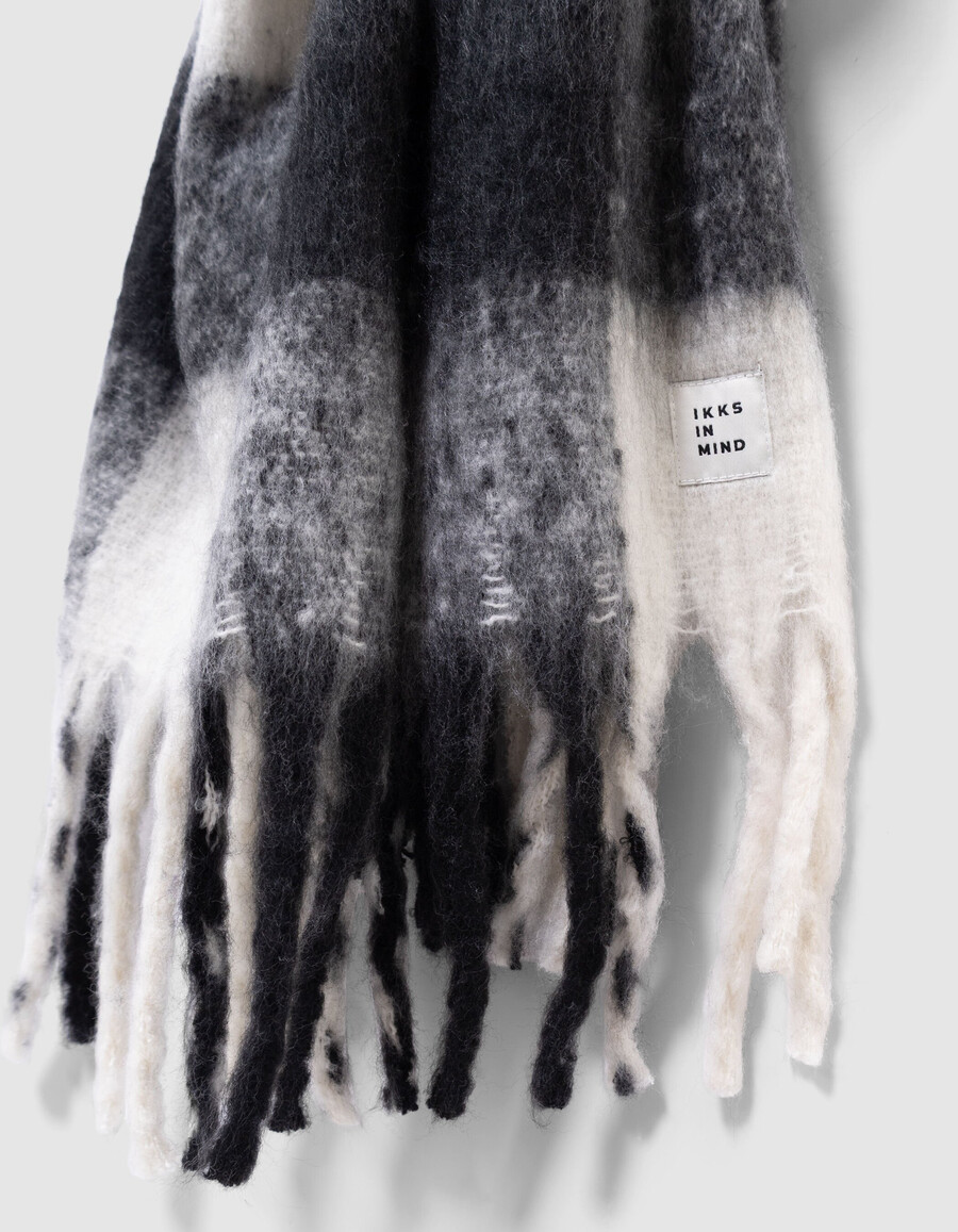 bufanda negra con flecos y cuadros blancos talla xl para niña