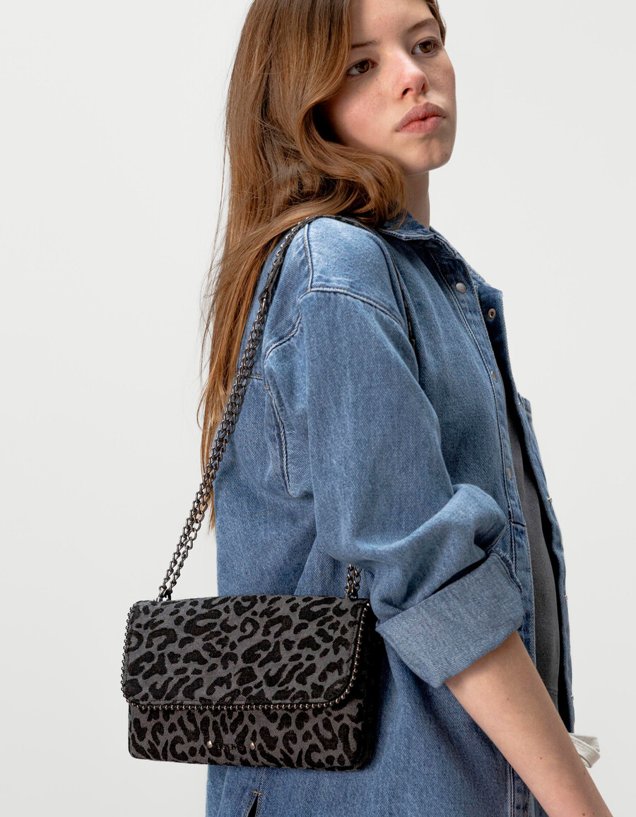 bolso negro para niña con estampado de leopardo y borde de microperlas